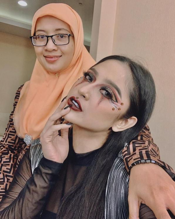 Dewi Perssik dan asistennya. (Instagram/@dewiperssikreal)