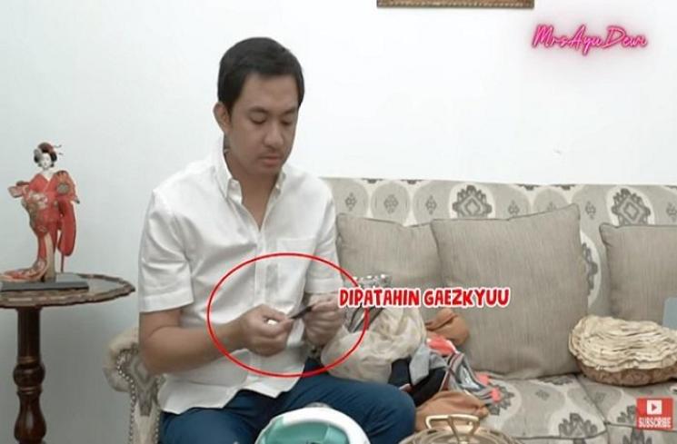 Regi Datau memotong kartu kredit Ayu Dewi (Tangkapan layar YouTube channel Ayu Dewi)