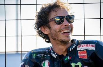 Keluhkan Demam dan Tulangnya Sakit, Valentino Rossi Positif Corona