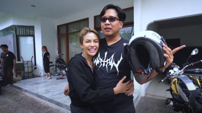 Nikita Mirzani dan Gofar Hilman [YouTube/Crazy Nikmir REAL]