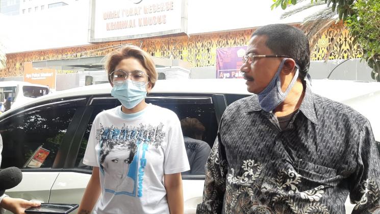 Nikita Mirzani bersama pengacaranya, Fahmi Bachmid di Polda Metro Jaya [Evi Ariska/MataMata]