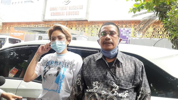 Nikita Mirzani bersama pengacaranya, Fahmi Bachmid di Polda Metro Jaya [Evi Ariska/MataMata]