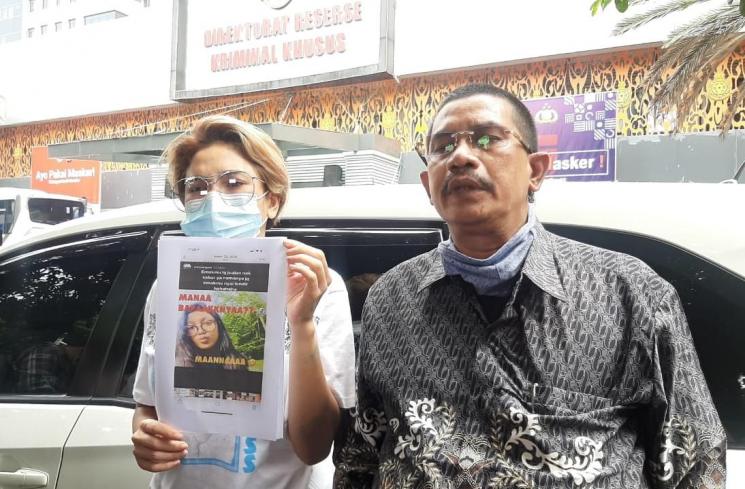 Nikita Mirzani bersama pengacaranya, Fahmi Bachmid di Polda Metro Jaya [Evi Ariska/MataMata]