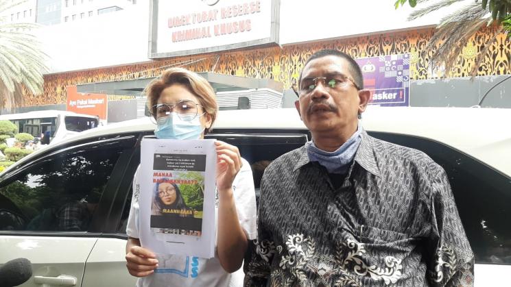 Nikita Mirzani bersama pengacaranya, Fahmi Bachmid di Polda Metro Jaya [Evi Ariska/MataMata]