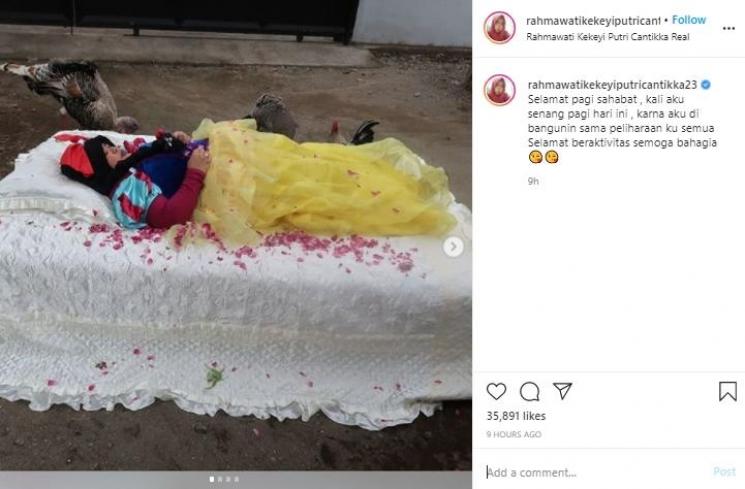 Kekeyi tiduran ala putri salju (Instagram.com/rahmawatikekeyiputricantikka23)