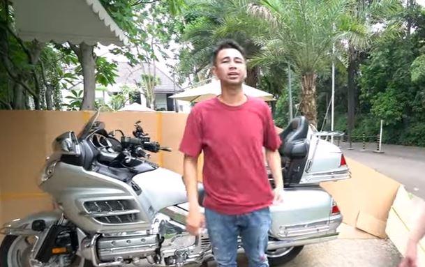 Raffi Ahmad minta kado motor. (Youtube/TransTVOfficial)