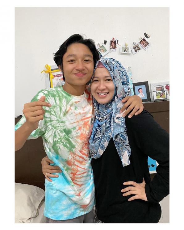 Okie Agustina dan putranya, Kiesha Alvaro. (Instagram/@okieagustina_)