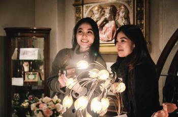 Sanjung Adik Perempuannya, Sandra Dewi: Manusia Tercantik dan Otak Terpintar