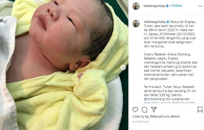 Istri Choky Sitohang melahirkan anak ketiga. (Instagram/@sitohangchoky)