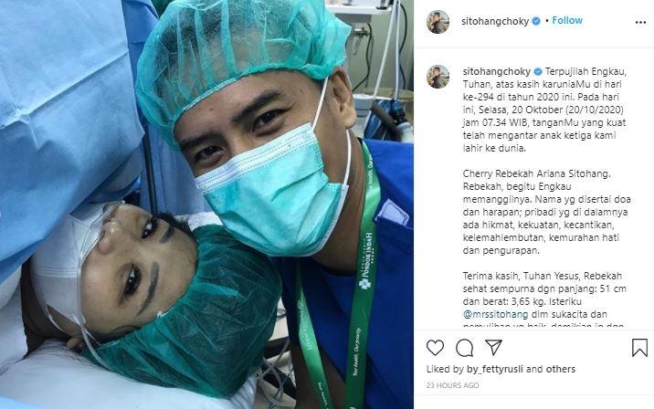 Istri Choky Sitohang melahirkan anak ketiga. (Instagram/@sitohangchoky)