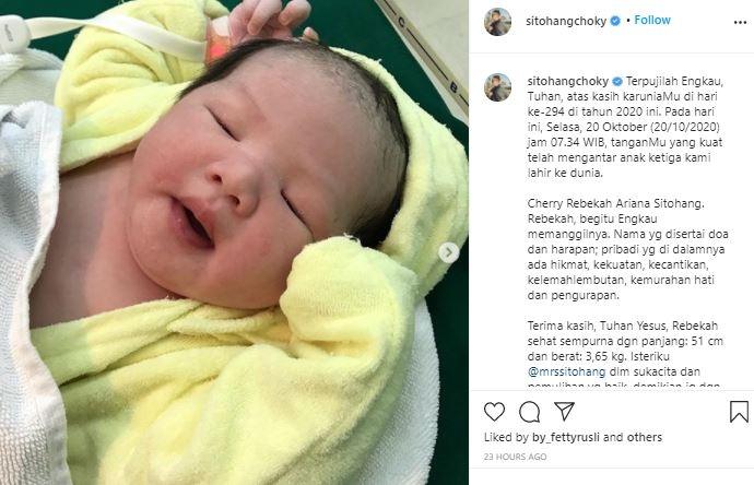 Istri Choky Sitohang melahirkan anak ketiga. (Instagram/@sitohangchoky)