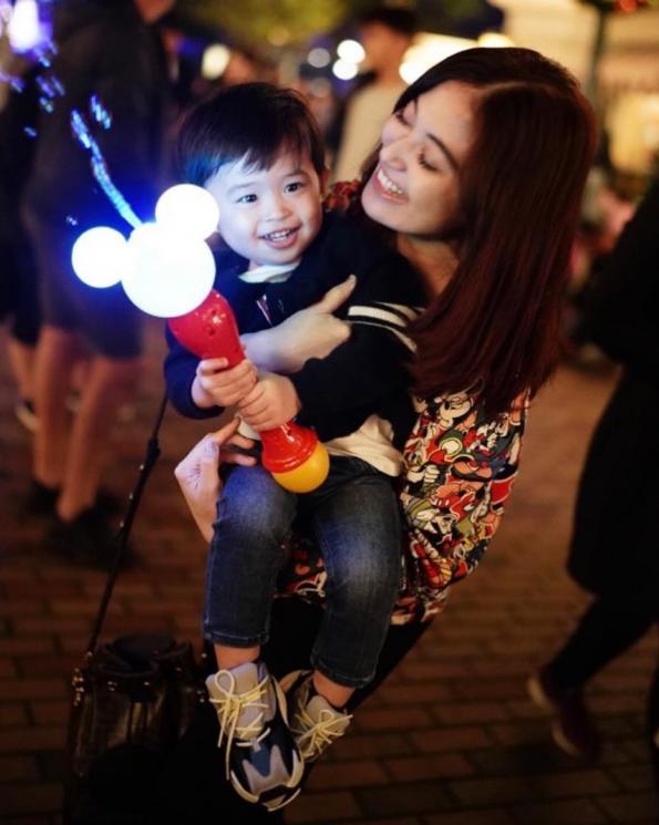 Adik Sandra Dewi, Kartika Dewi bersama Raphael Moeis. (Instagram/@sandradewi88)