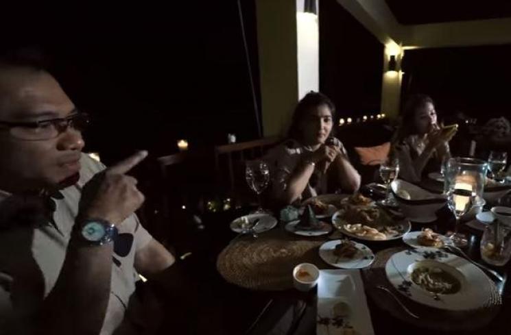 Ashanty coba makan nasi goreng Rp 1,5 juta. (Youtube/TheHermansyahA6)
