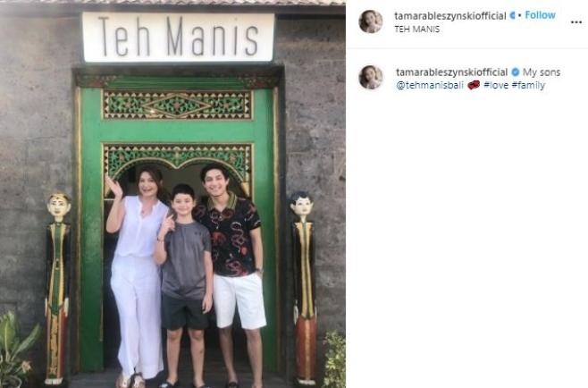 Teuku Rassya bareng ibu dan adiknya di Bali. (Instagram/@tamarableszynskiofficial)