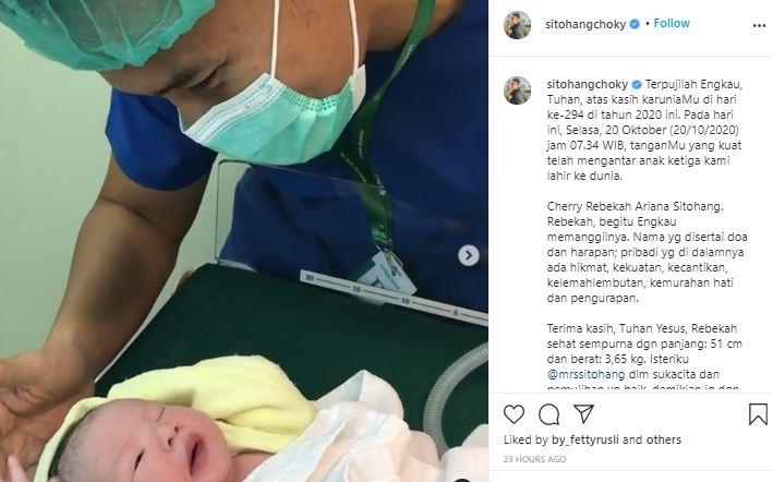 Istri Choky Sitohang melahirkan anak ketiga. (Instagram/@sitohangchoky)