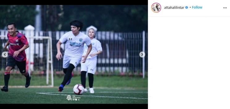 Atta Halilintar dan Evelyn Nada Anjani main bola. (Instagram/@attahalilintar)