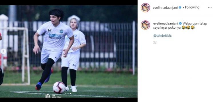 Gaya Evelyn Nada Anjani main bola. (Instagram/@evelinnadaanjani)