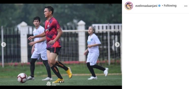 Gaya Evelyn Nada Anjani main bola. (Instagram/@evelinnadaanjani)