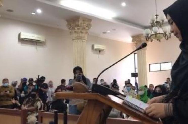 Oki Setiana Dewi raih gelar Doktor. (Instagram/@okisetianadewi)