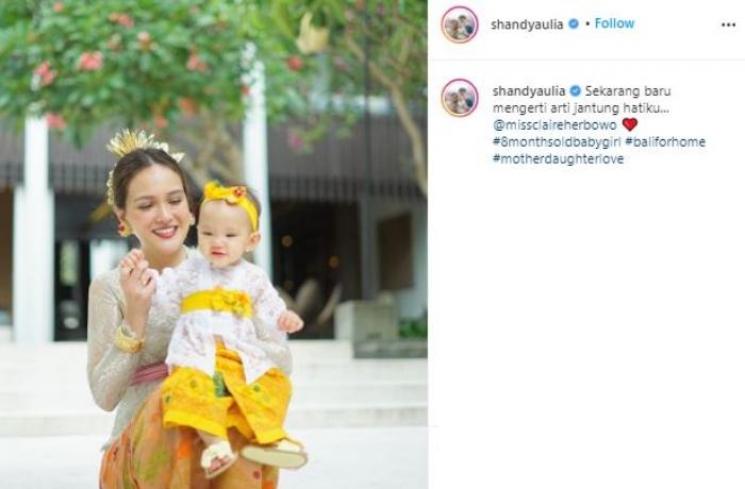 Keluarga Shandy Aulia pakai baju adat Bali. (Instagram/@shandyaulia)