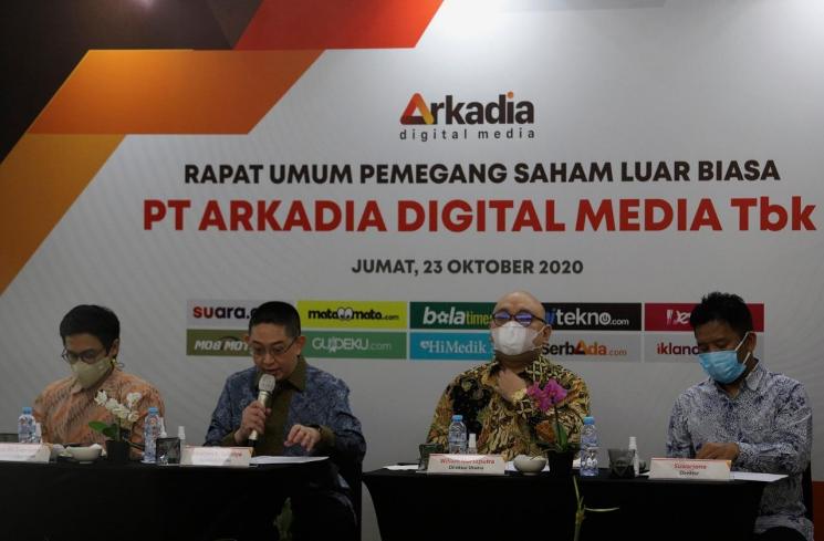 Komisaris Utama PT Arkadia Digital Media Tbk, Stephen K Sulistyo (kedua dari kiri), bersama Komisaris Independen Ariyo Ali Suprapto (kiri), Direktur Utama Wiliam Martaputra, dan Direktur Suwarjono (kanan), saat memimpin agenda Rapat Umum Pemegang Saham Luar Biasa (RUPSLB) Perseroan yang digelar di Jakarta, Jumat (23/10/2020). (Matamata.com/Angga Budhiyanto)