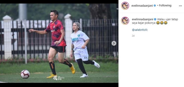Gaya Evelyn Nada Anjani main bola. (Instagram/@evelinnadaanjani)
