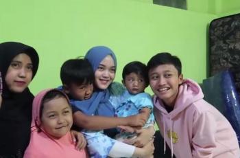 Bikin Sedih, Anak Lina Jubaedah dan Teddy Nangis Digendong Putri Delina