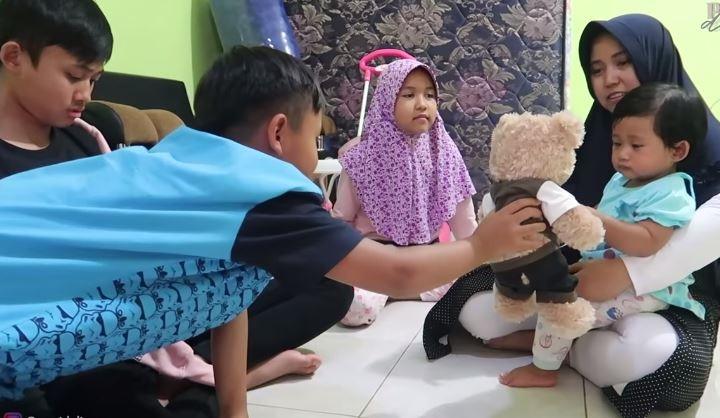 Anak Lina Jubaedah. (Youtube/PutriDelina)