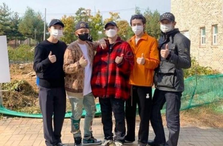 EXO lepas kepergian Chen wamil (Soompi)