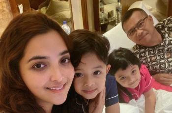 Beri Kejutan Anniversary Pernikahan Anang-Ashanty, Arsy dan Arsya Sweet Banget!