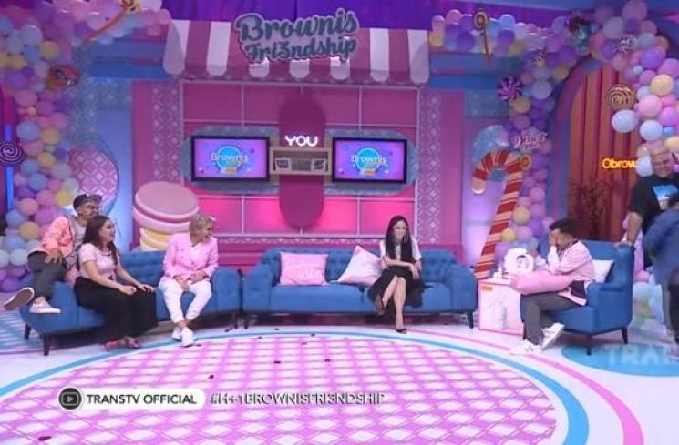 Denise Chariesta dan Nikita Mirzani dalam acara Brownis (Youtube.com/TRANSTVOfficial)