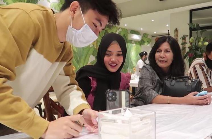 Putri Delina ketemu calon mertua. (Youtube/PutriDelina)