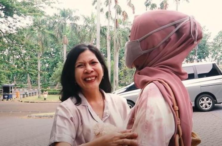 Putri Delina ketemu calon mertua. (Youtube/PutriDelina)
