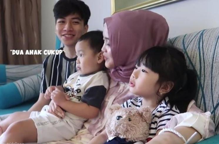 Putri Delina ketemu calon mertua. (Youtube/PutriDelina)