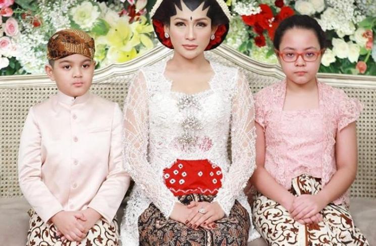 Foto pernikahan Tata Janeeta. [capture Instagram @tatajaneetaofficial]