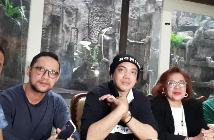 Sandy Tumiwa dan tim kuasa hukumnya. (Matamata.com/Evi Ariska)