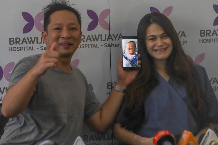 Ringgo Agus Rahman dan istrinya, Sabai Dieter Morscheck. (Matamata.com/Alfian Winanto)