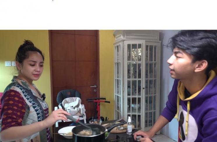 Nagita Slavina coba bakso buatan Dimas Ramadhan. (Youtube/RANSEntertainment)