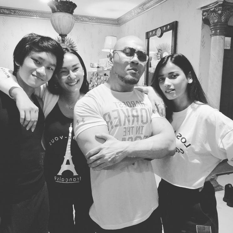 Azka bersama Kalina Ocktaranny, Deddy Corbuzier dan Sabrina Chairunnisa (Instagram/@azkacorbuzier)