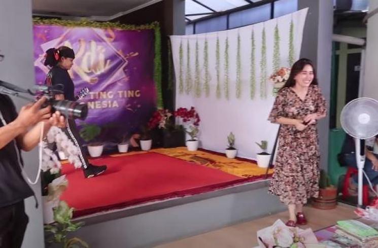 Ayu Ting Ting adakan kontes dangdut. (Youtube/IsdaFamily)