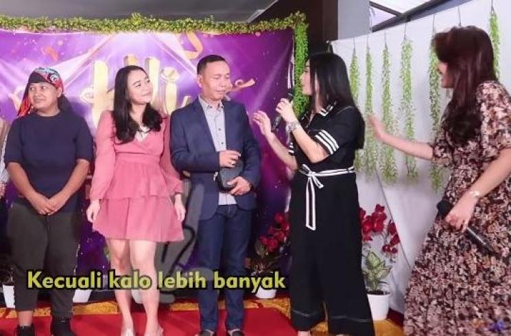 Ayu Ting Ting adakan kontes dangdut. (Youtube/IsdaFamily)