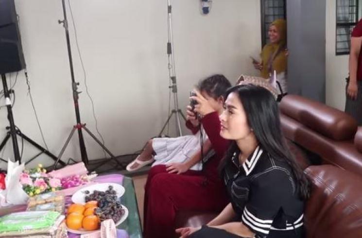 Ayu Ting Ting adakan kontes dangdut. (Youtube/IsdaFamily)