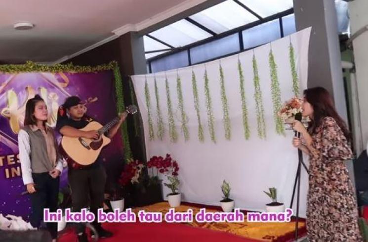 Ayu Ting Ting adakan kontes dangdut. (Youtube/IsdaFamily)