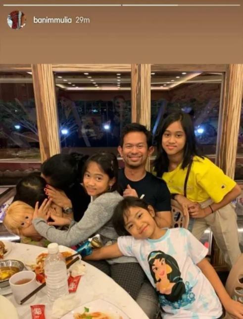 Keluarga Bani Mulia dan Lulu Tobing. (Instagram/@banimmulia)