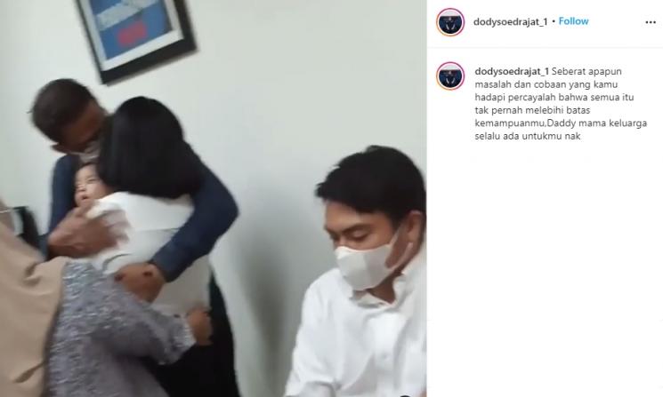 Vanessa Angel dipeluk ayah (Instagram/@dodysoedrajat_1)