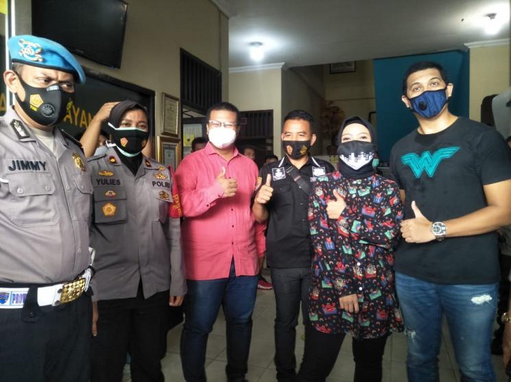 Tantri bersama Arda Naff (kanan) di Polsek Karawaci, Tangerang. (Rena Pangesti/MataMata.com)