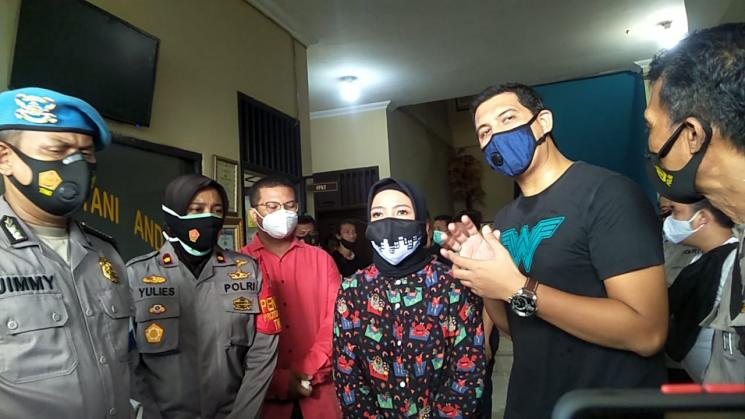 Tantri bersama Arda Naff (kanan) di Polsek Karawaci, Tangerang. (Rena Pangesti/MataMata.com)