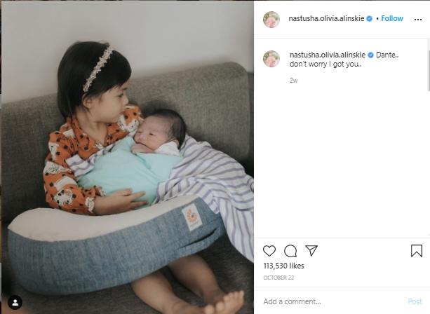 Nastusha gendong sang adik (Instagram.com/nastusha.olivia.alinskie)