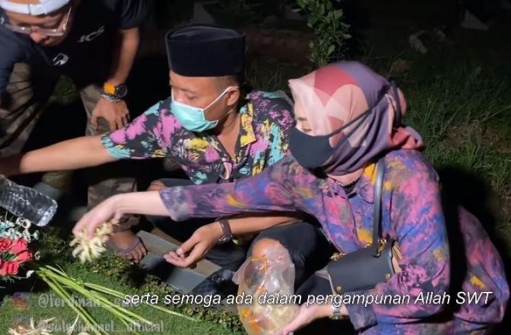Sule dan Nathalie Holscher ke makam Lina Jubaedah. (Youtube/SuleChannel)