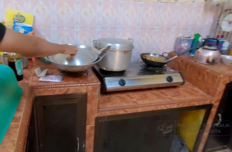 Rumah sederhana Happy Asmara. (Youtube/EnySagitaTV)